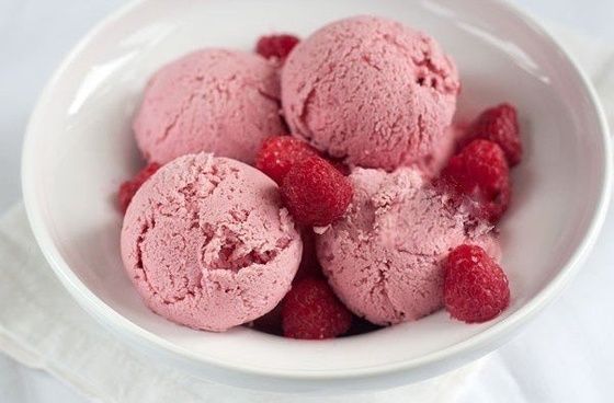 Сливочное малиновое мороженое.