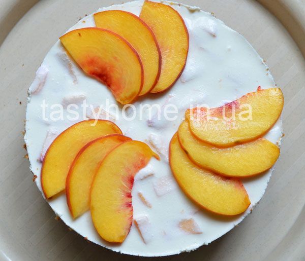 Бисквитный торт с персиками