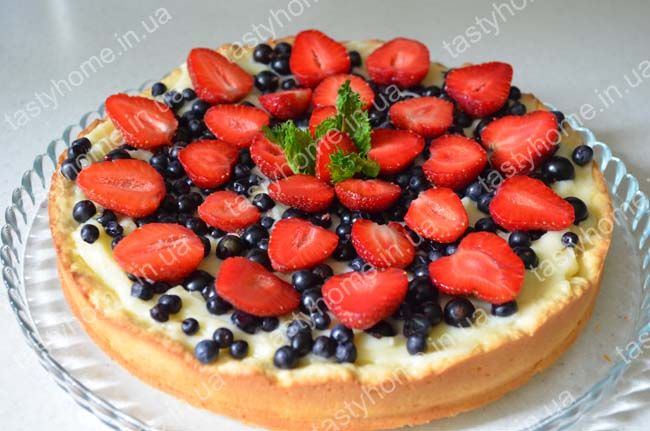 Пирог со свежими ягодами и кремом