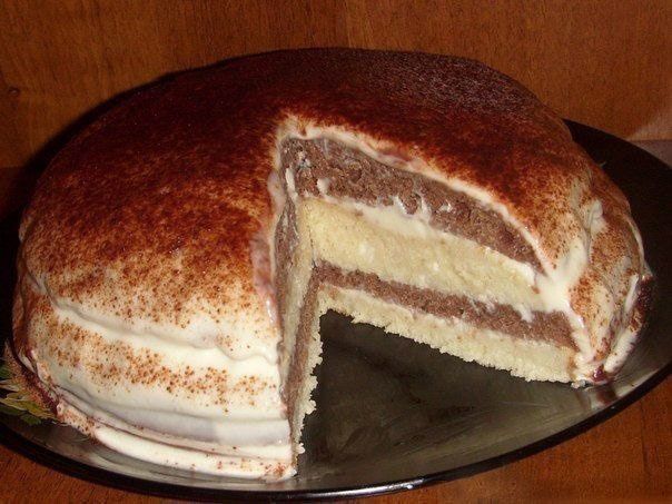Простой торт на кефире со сметанным кремом.