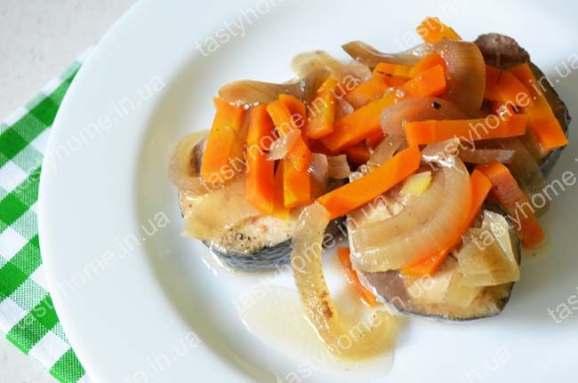 Скумбрия тушёная с морковью и луком