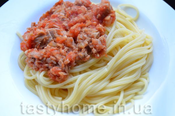 Спагетти с консервированным тунцом 