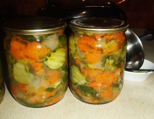 Салат из огурцов, моркови и лука