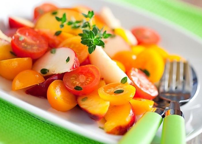 Салат из персиков и помидоров