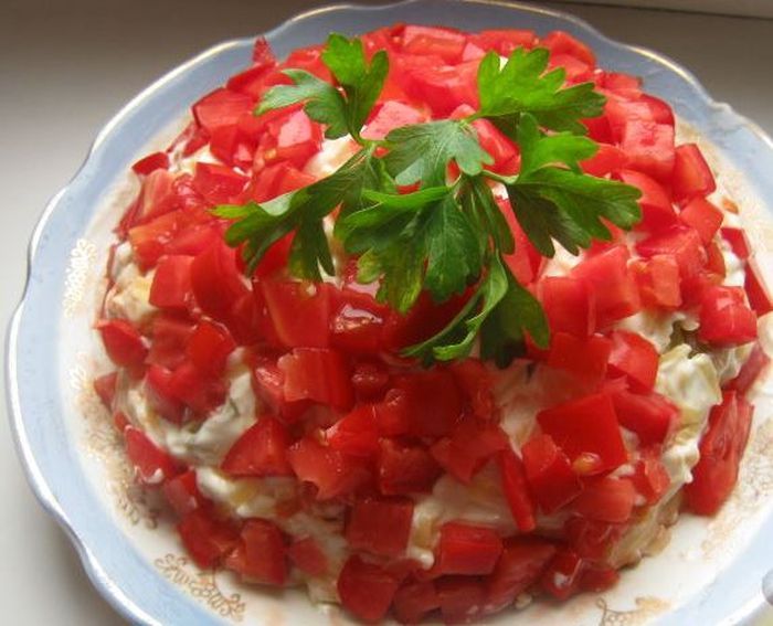 Куриный салат с помидорами и сыром