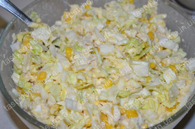 Салат из курицы, кукурузы и капусты
