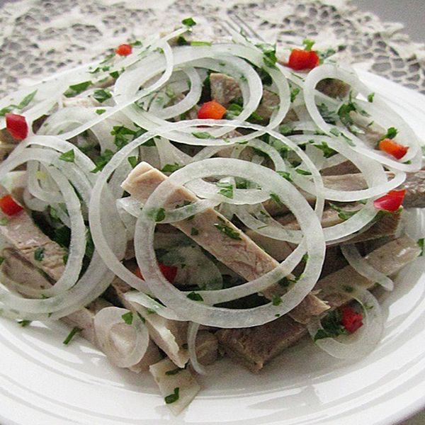 Салат с маринованной свининой, луком и зеленью.