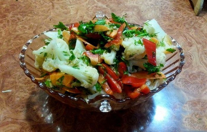 Салат из цветной капусты с огурцом и морковью.