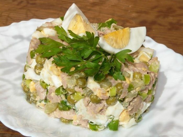 Салат из печени трески с горошком
